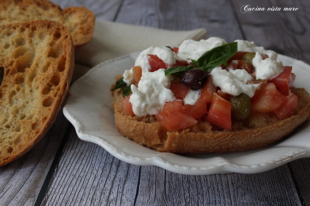 Friselle mit Tomaten und Burrata Küche mit Meerblick