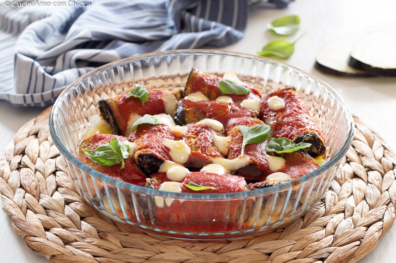 GEBACKENE AUBERGINENROULADEN MIT SCHINKEN UND KÄSE