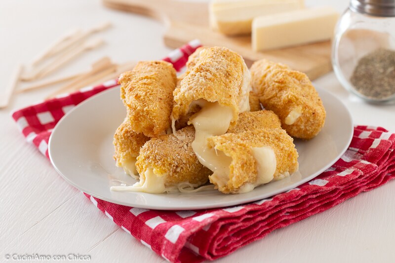 GEBACKENE MOZZARELLA-STICKS, leckerer Vorspeise