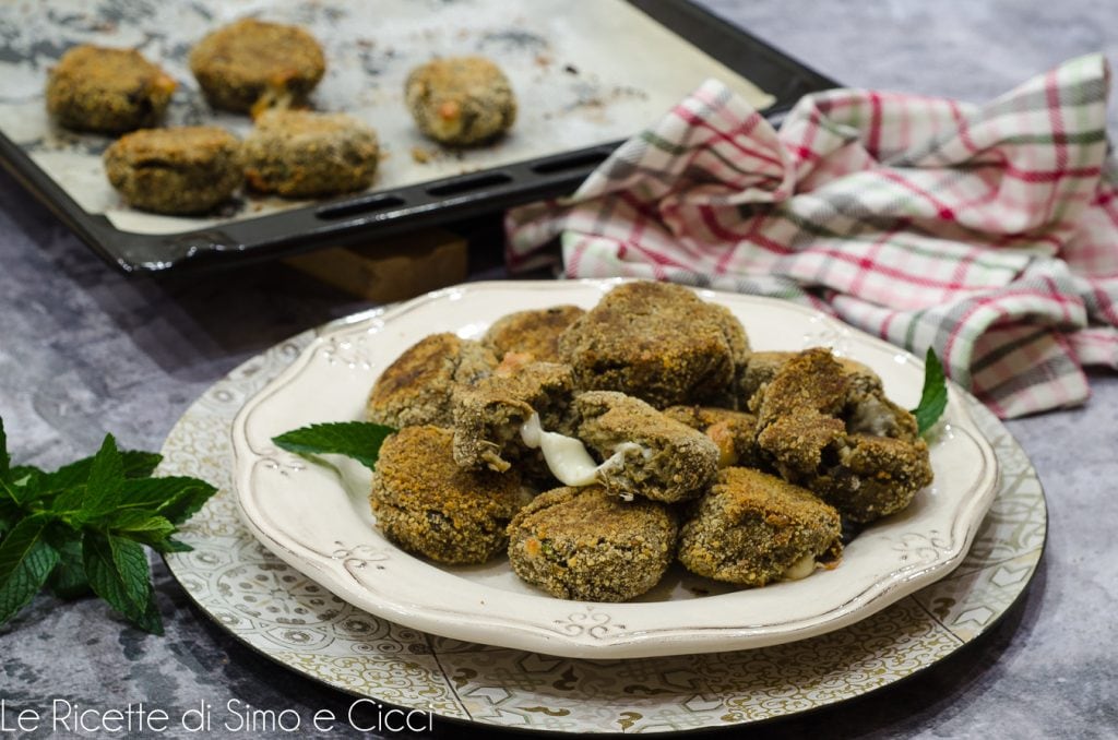 Leichte gebackene Auberginenbällchen mit herzhaftem Kern