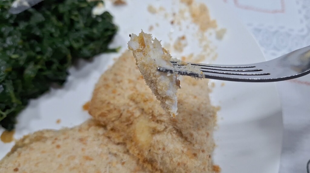 Gebackenes Stück paniertes Brassenfilet