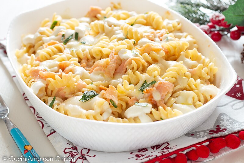 Gebackene Pasta mit Lachs und Mozzarella