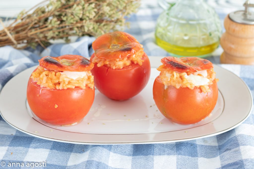 Gebackene Reis-gefüllte Tomaten