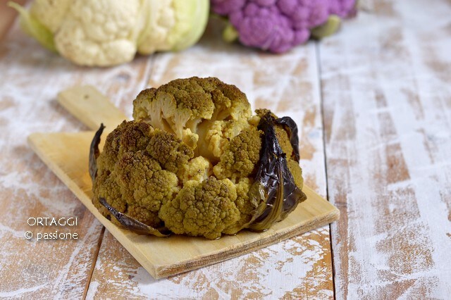 Gebackener Blumenkohl, einfaches Rezept für das Garen des gesamten Kohls ORTAGGI che passione