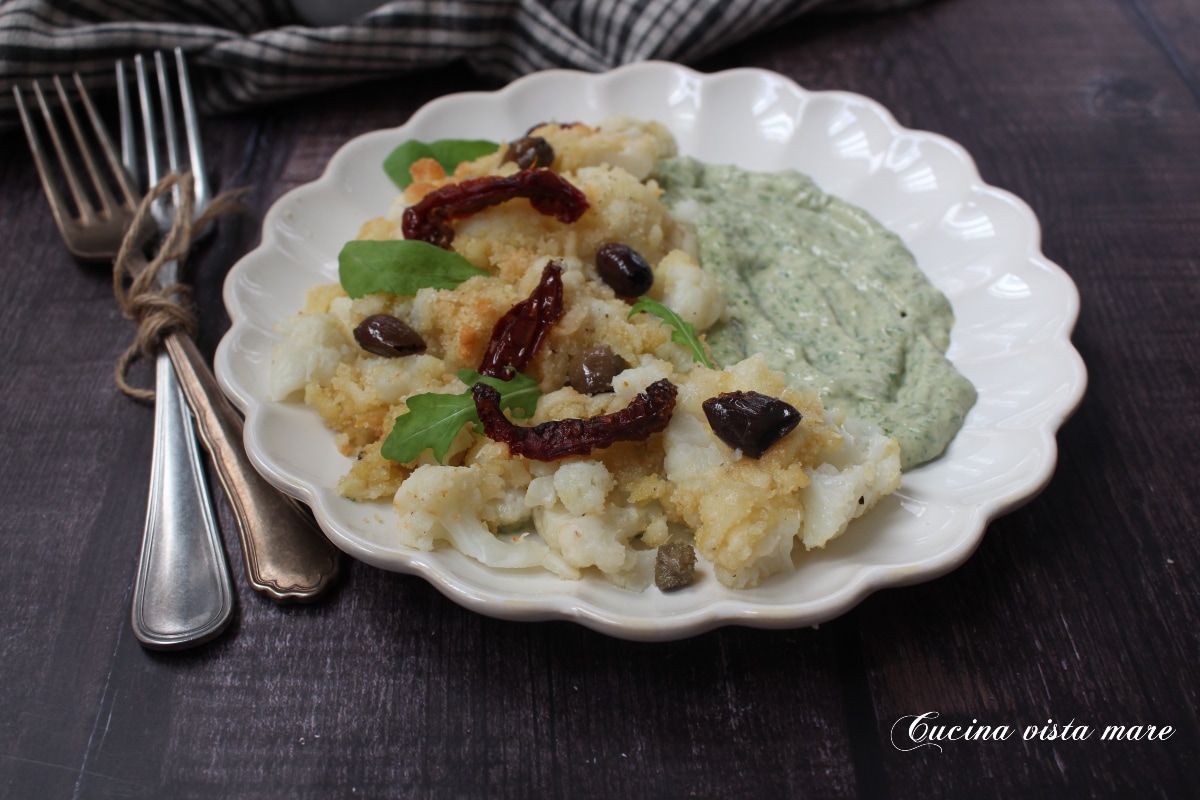 Gebackener Blumenkohl mit Käse und Oliven