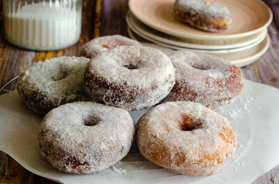 Köstliche, fluffige gebratene Donuts ohne Kartoffeln