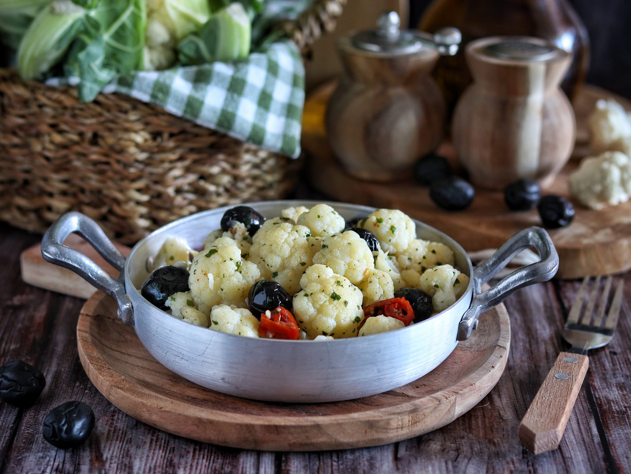 Gebratener Blumenkohl mit Oliven und getrockneten Tomaten