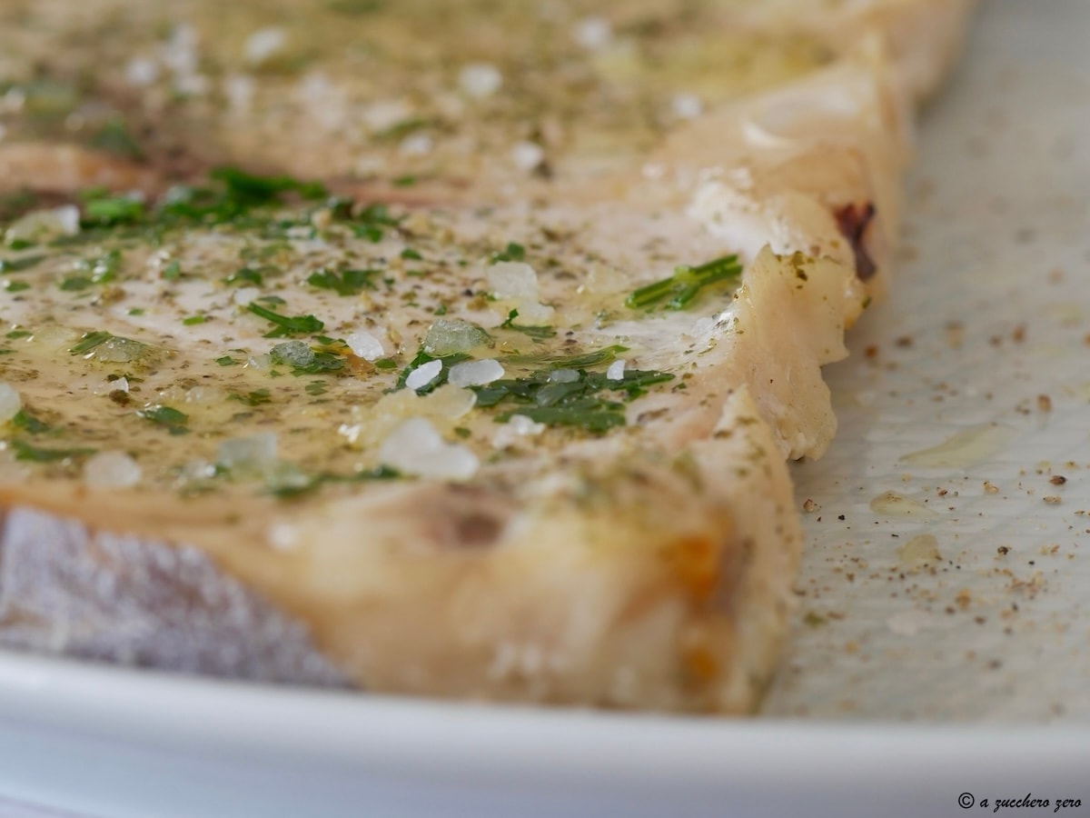 Schwertfisch aus dem Ofen mit Zitrone und grünem Pfeffer