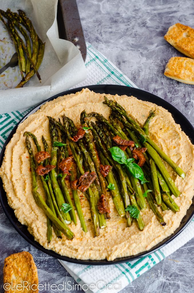 Gebratener Spargel mit sonnengetrocknetem Tomaten-Hummus