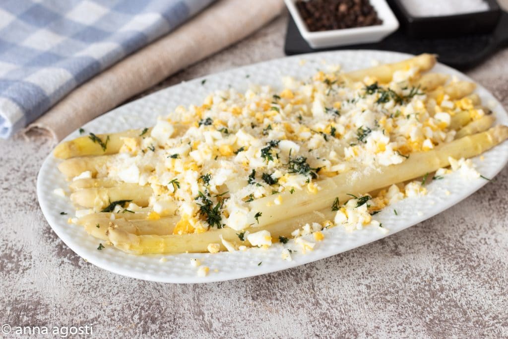 Gedämpfter Spargel hartgekochte Eier und Parmigiano