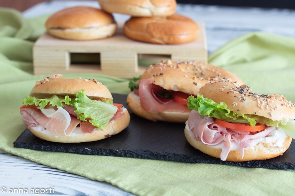 Gefüllte Bagels die weichen herzhaften Donuts