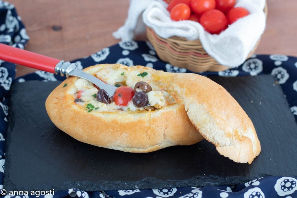 Gefüllte Brotboote aus dem Ofen