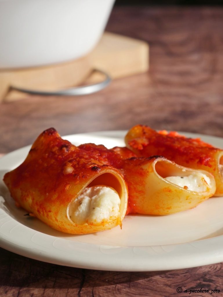Gefüllte Paccheri mit Ricotta aus dem Ofen falsche Cannelloni