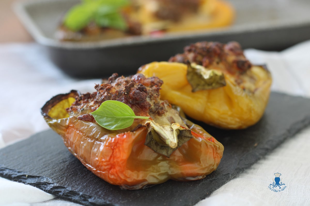 Gefüllte Paprika mit Fleisch aus dem Ofen