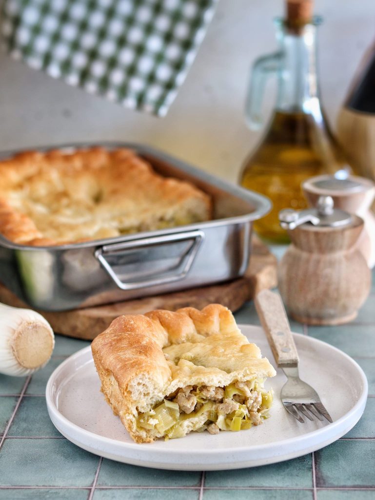 Gefüllte Pizza mit Lauch und Wurst