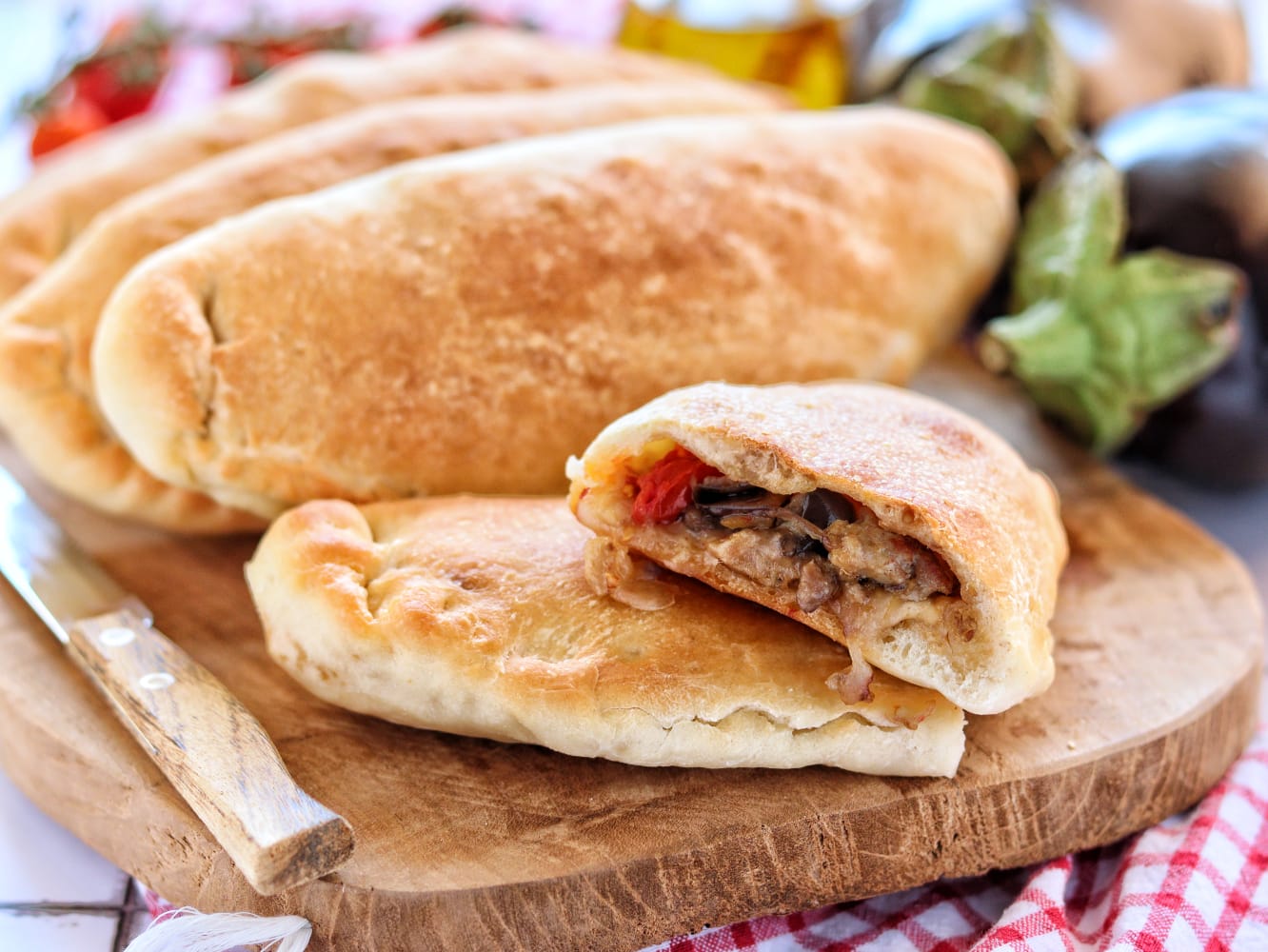 Gefüllte Pizzataschen (mit Wurst, Auberginen und Scamorza)