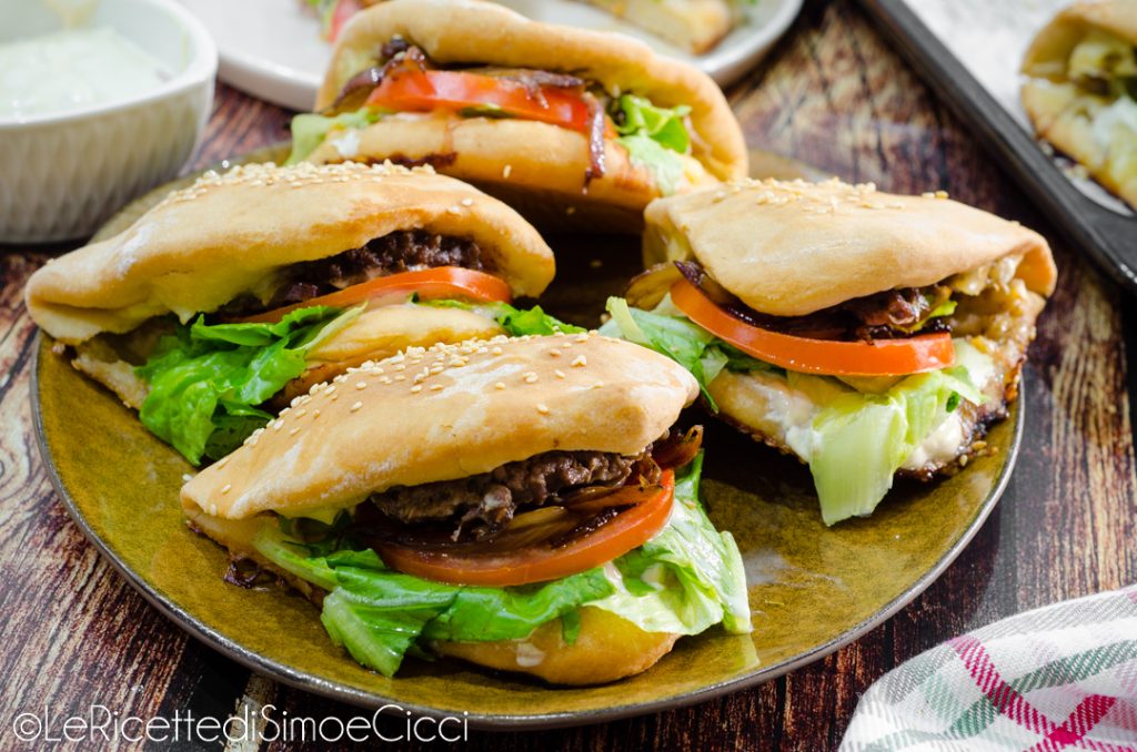 Gefüllte Brötchen im Ofen