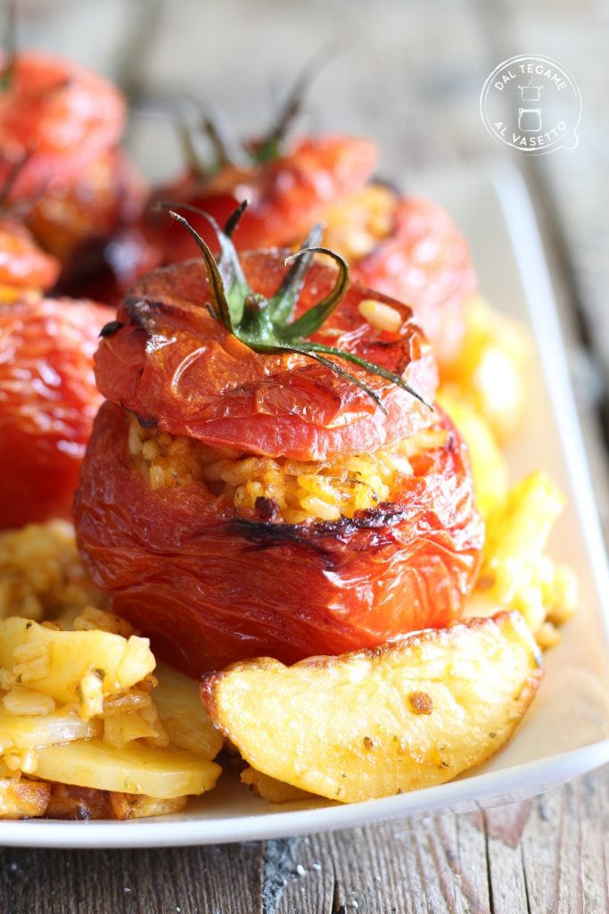 Mit Reis gefüllte Tomaten auf einem Bett aus Kartoffeln gekocht in der Heißluftfritteuse