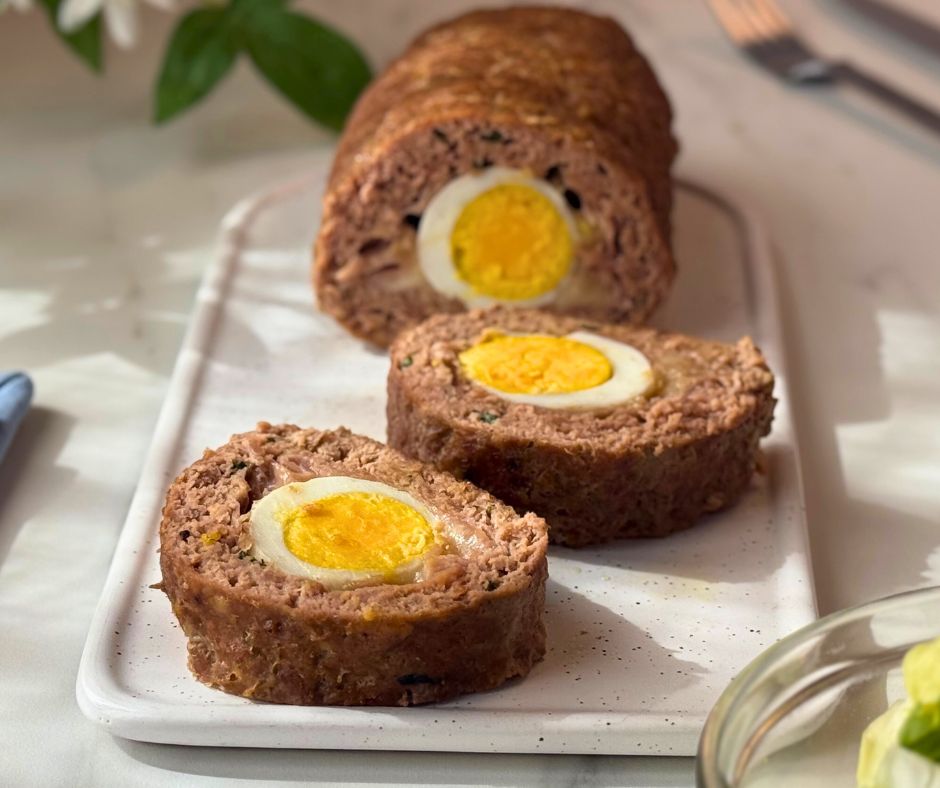 Gefüllter Hackbraten mit Schinken, Provolone und hartgekochten Eiern: ein perfektes Hauptgericht für Ostern und Familienessen!