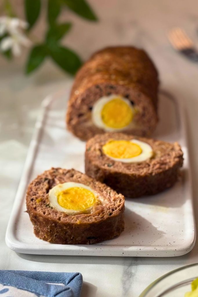 Gefüllter Hackbraten mit Schinken, Provolone und hartgekochten Eiern: ein perfektes Hauptgericht für Ostern und Familienessen!