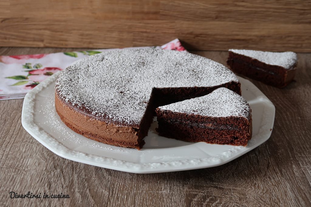 Gegossener Kuchen mit Kakao und Nutella
