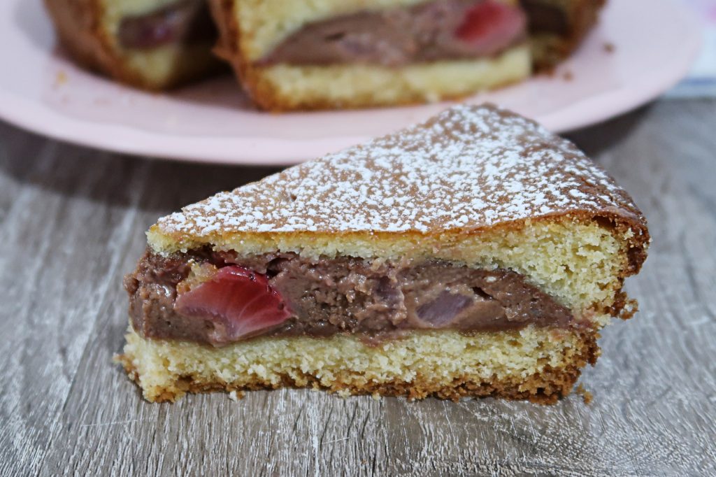 Gegossener Kuchen mit Sahne und Erdbeeren