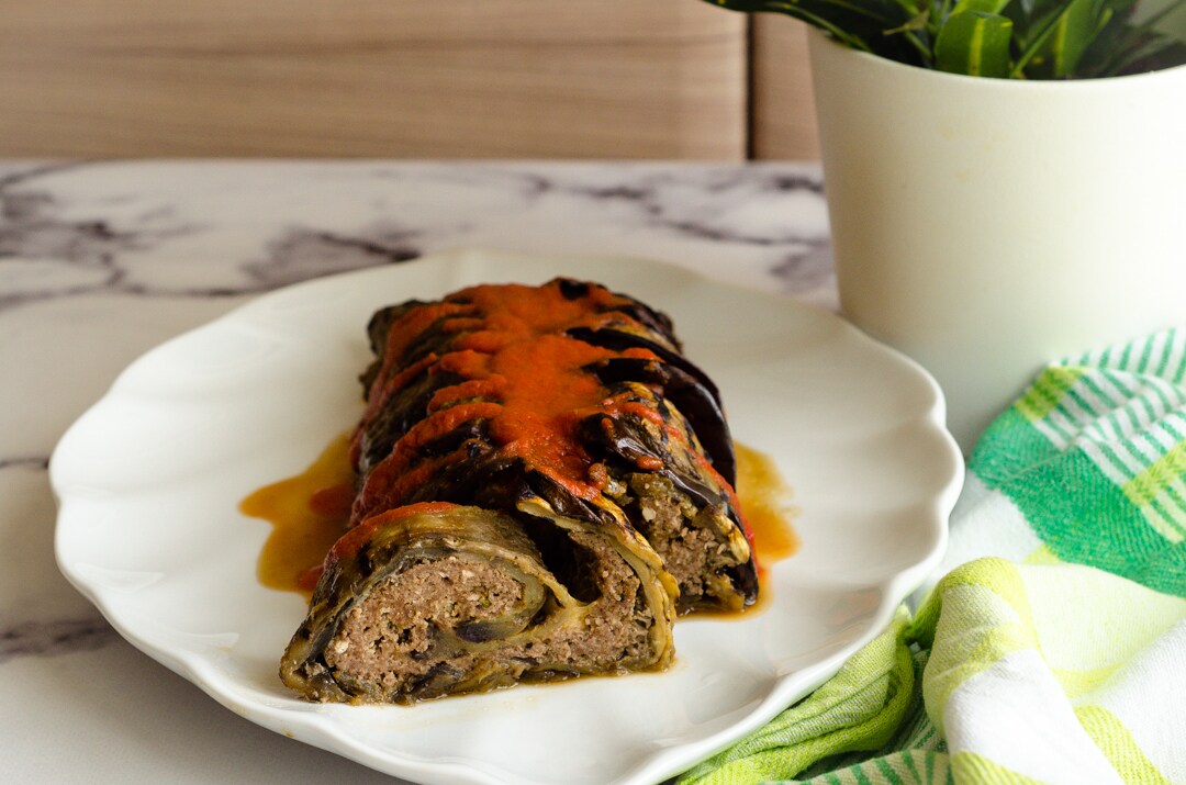 Gegrillte Auberginenrolle gefüllt mit Fleisch: leckeres und einfaches Rezept