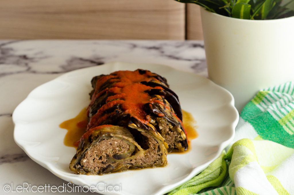 Gegrillte Auberginenrolle gefüllt mit Fleisch: leckeres und einfaches Rezept