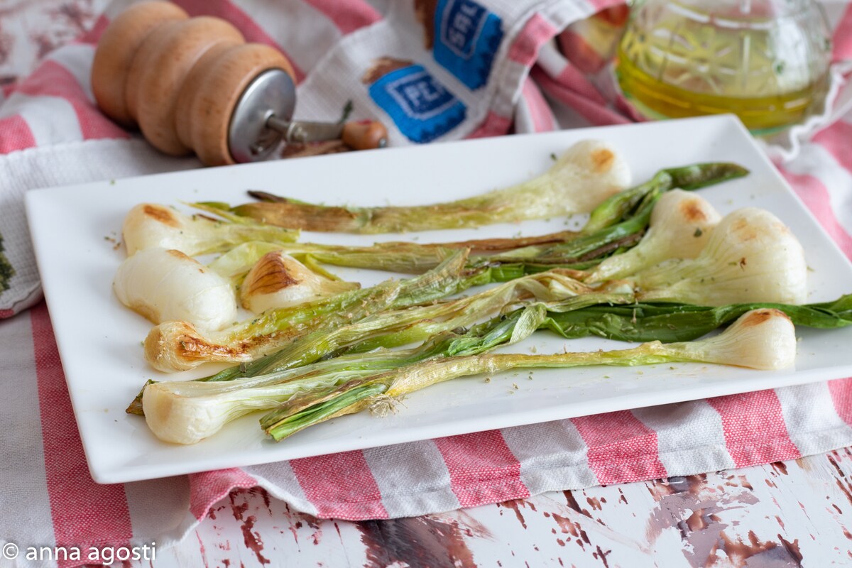 GEGRILLTE FRÜHLINGSZWIEBELN ALS LECKERES BEILAGEN