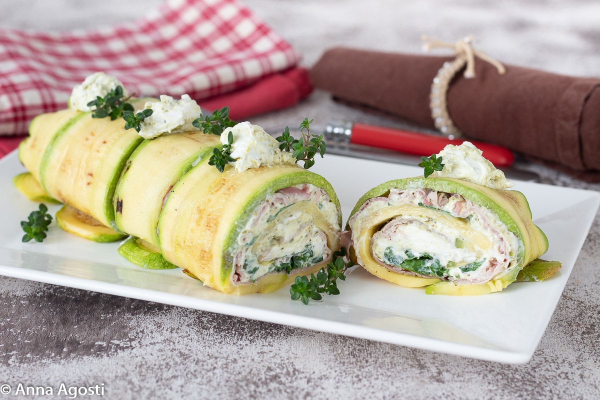 Gegrillte Zucchiniroulade mit Rucola und Schinken