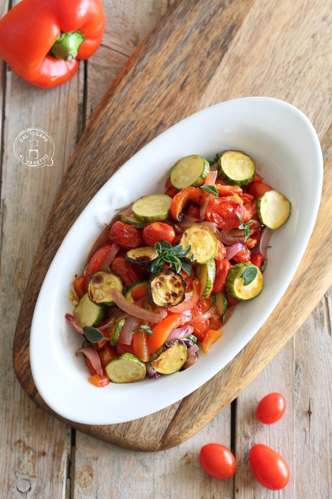 Gemüsemix mit Zucchini, Paprika und Zwiebeln in der Heißluftfritteuse gekocht