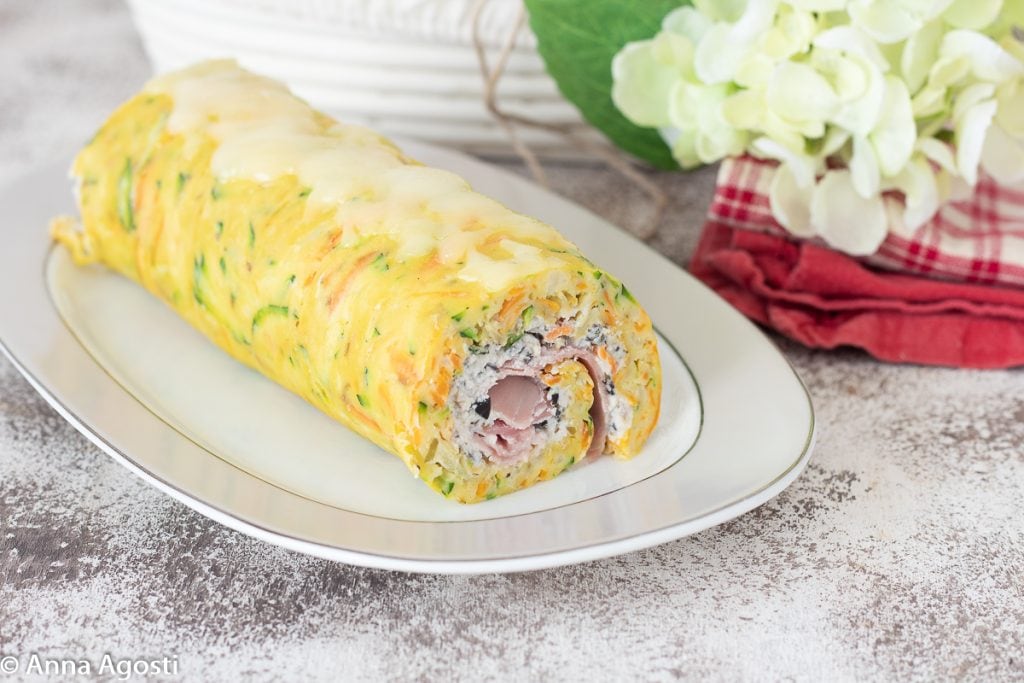 Gerolltes Omelett mit Zucchini und Karotten im Ofen überbacken