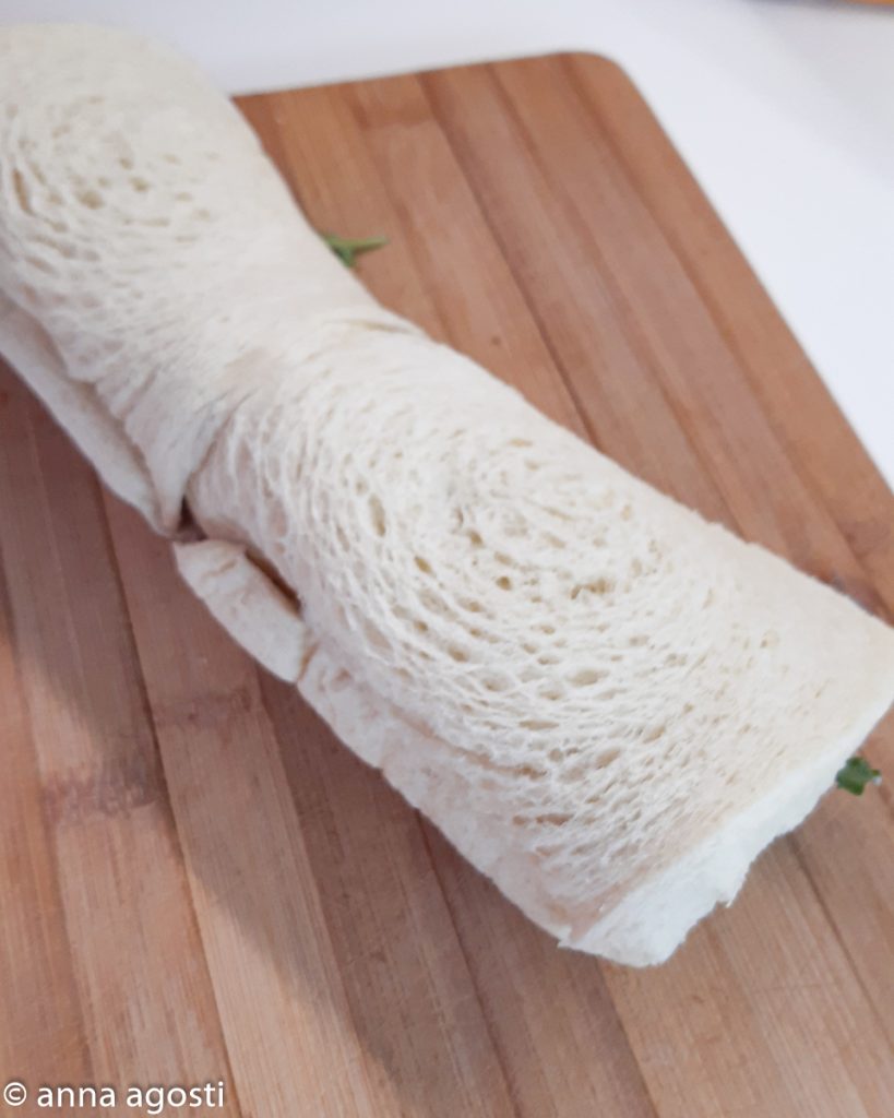 Gerolltes Sandwich mit Rucola und Olivenpaste