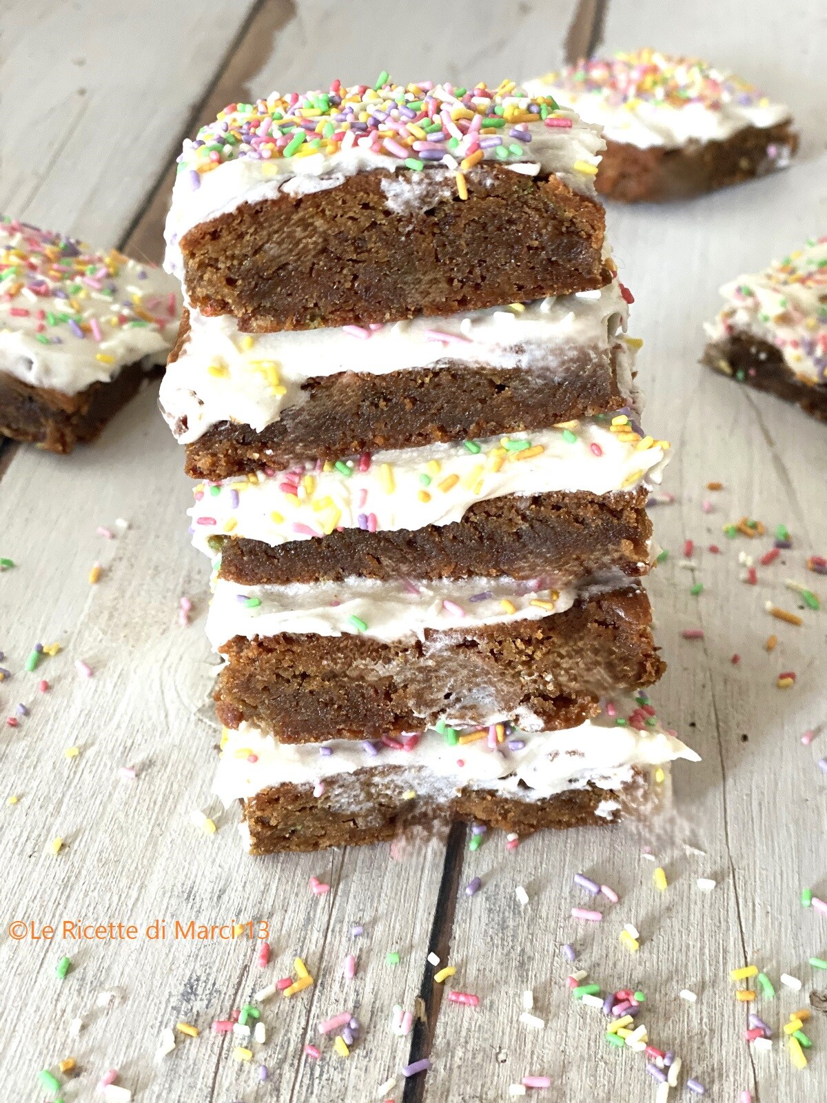 Glasierte Faschingskuchen (frosted funfetti blondies)
