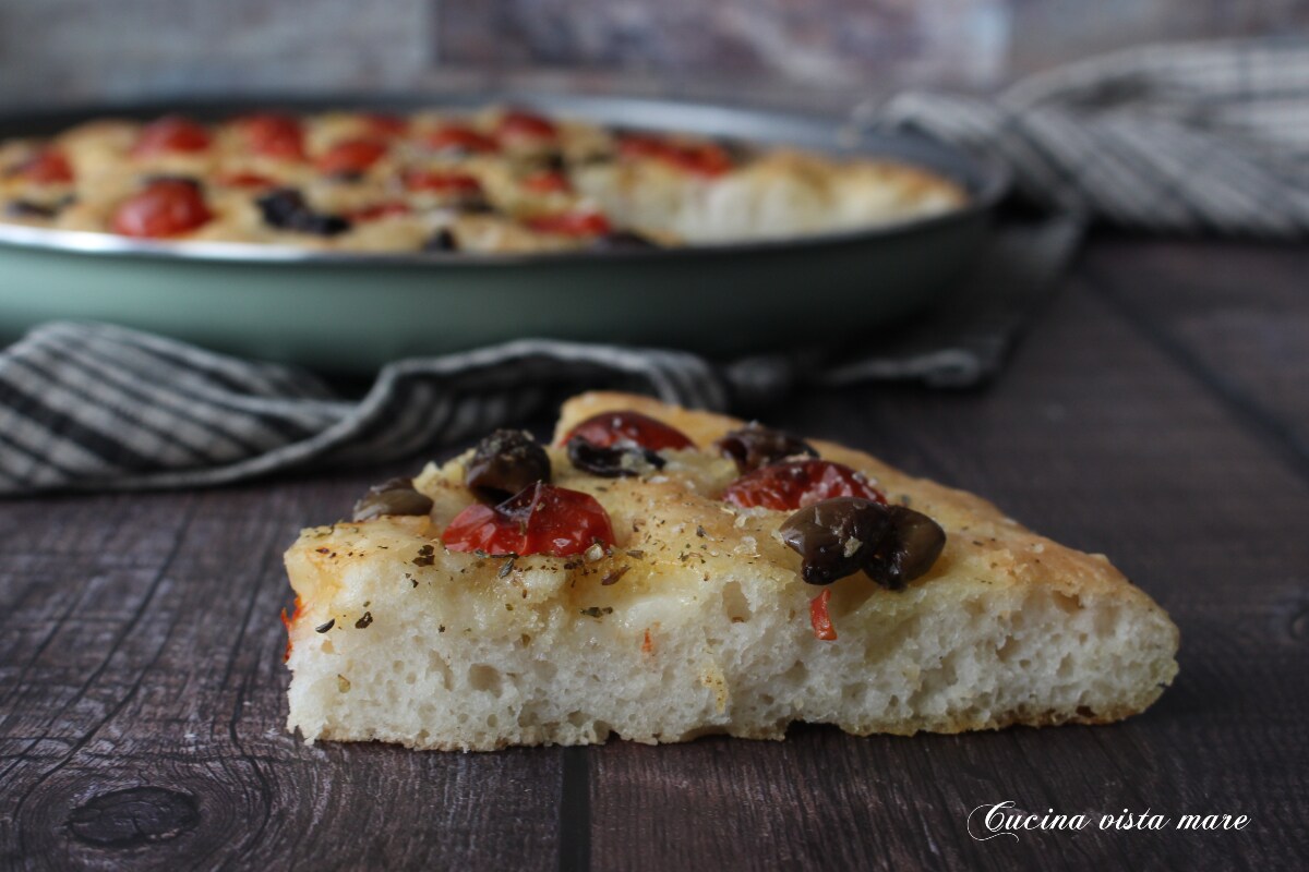 Glutenfreies Focaccia mit Kirschtomaten und Oliven