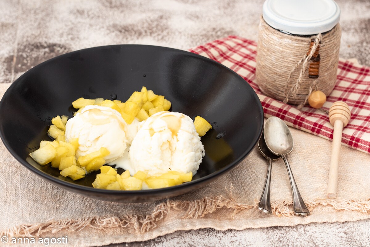 Gorgonzola-Eis mit Karamellisierten Äpfeln