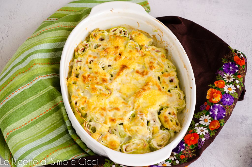 Grüne Lasagneröllchen mit Schinken und Käse