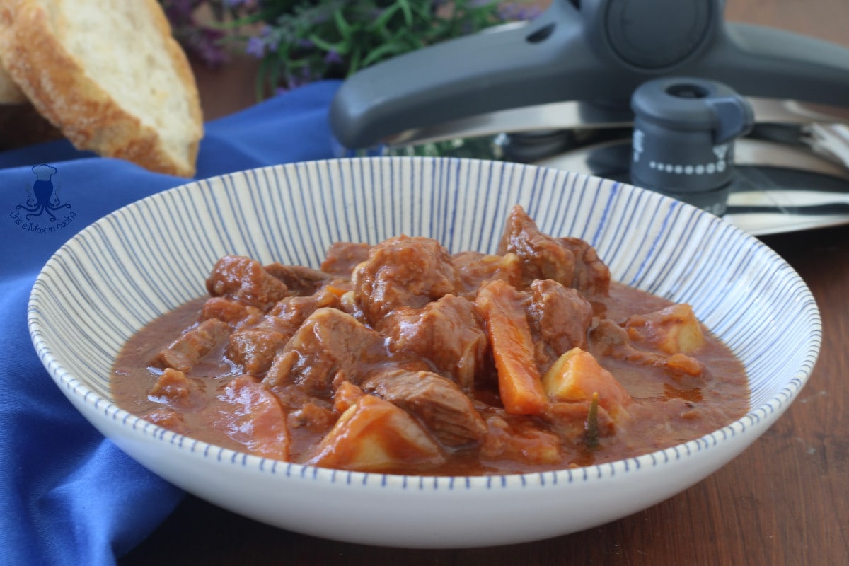 Gulasch mit Gemüse im Schnellkochtopf