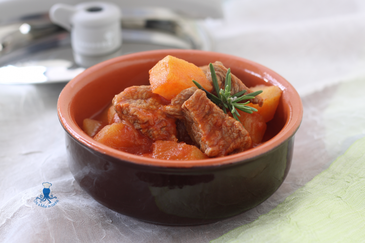 Gulasch mit Kartoffeln im Schnellkochtopf, einfaches Rezept.