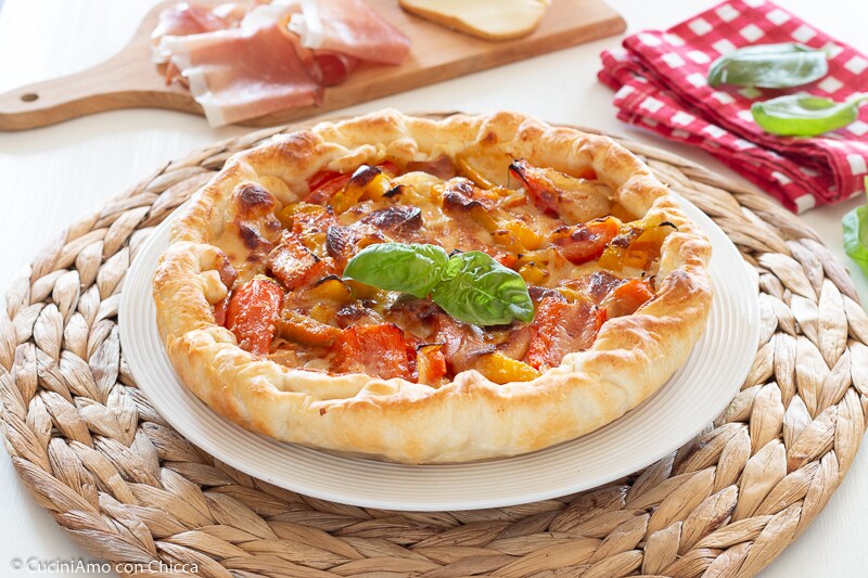 HERZHAFTER KUCHEN MIT PAPRIKA UND SCAMORZA