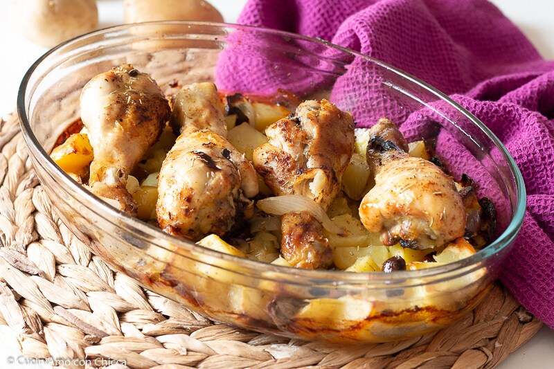 HUHNCHENKEULEN MIT OLIVEN UND PAPRIKA
