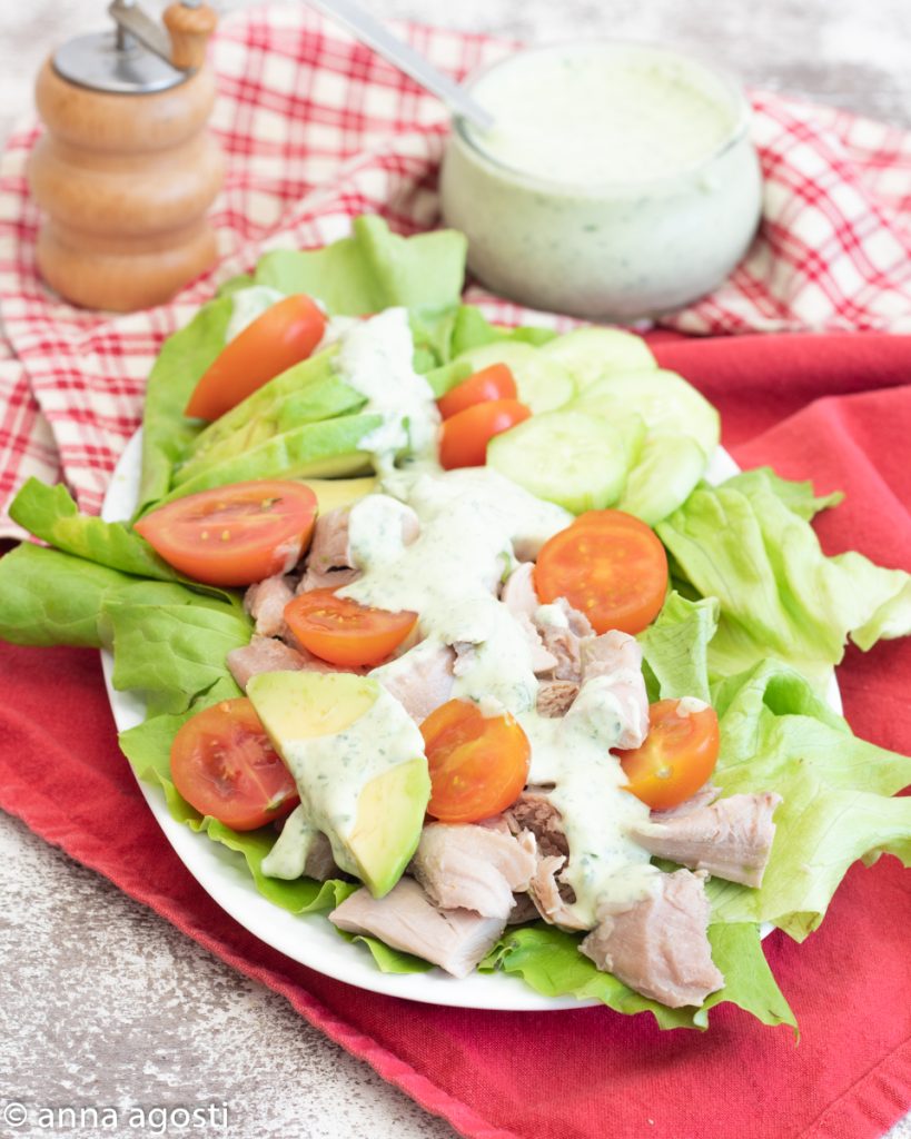 Hähnchen-Avocado-Salat mit Gurken