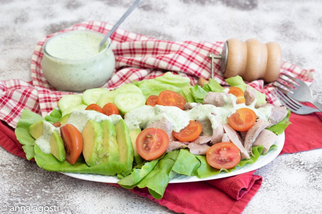 Hähnchen-Avocado-Salat mit Gurken