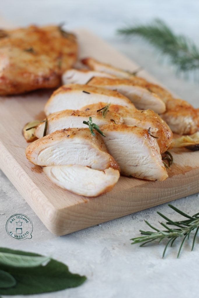 Ganze und in Scheiben geschnittene Hähnchenbrust in der Mikrowelle gekocht