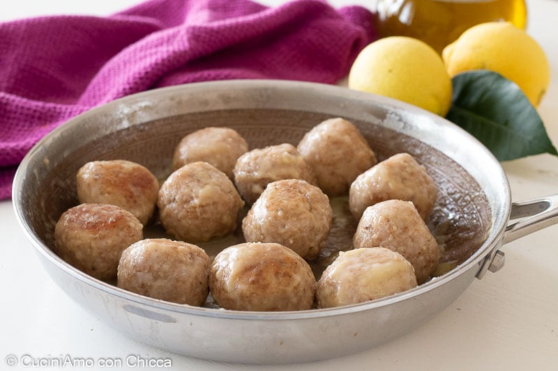 Hähnchenfrikadellen mit Zitrone