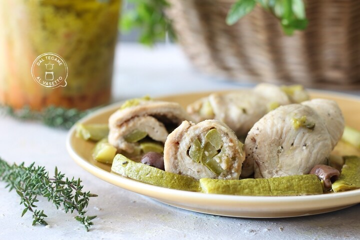 Hähnchenrouladen im Glas mit Zucchini und Oliven