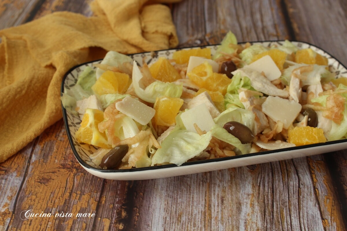 Hähnchensalat mit Äpfeln und Blattsalat