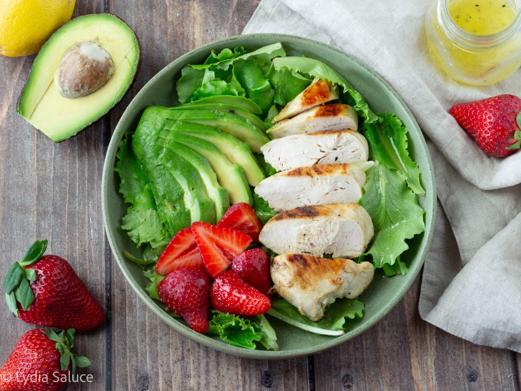 Hähnchensalat mit Erdbeeren und Avocado