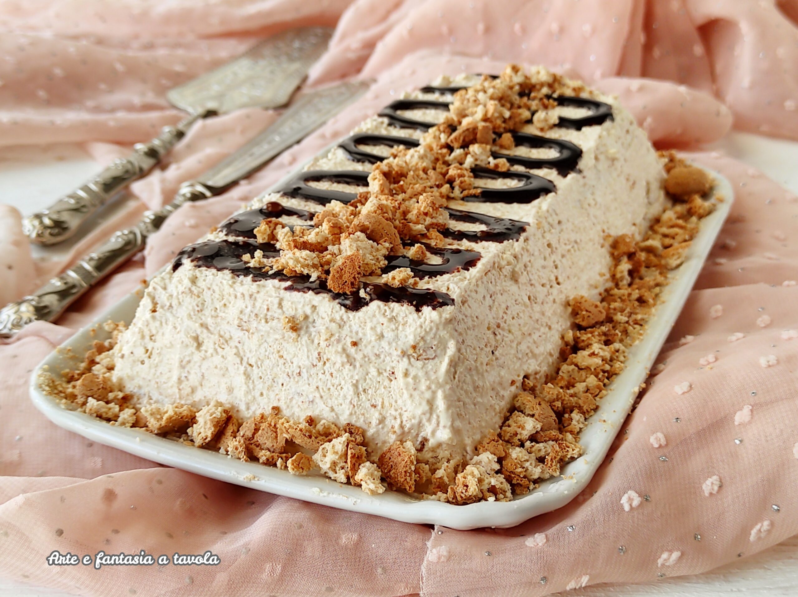 Halbgefrorenes mit Pavesini und Amaretti