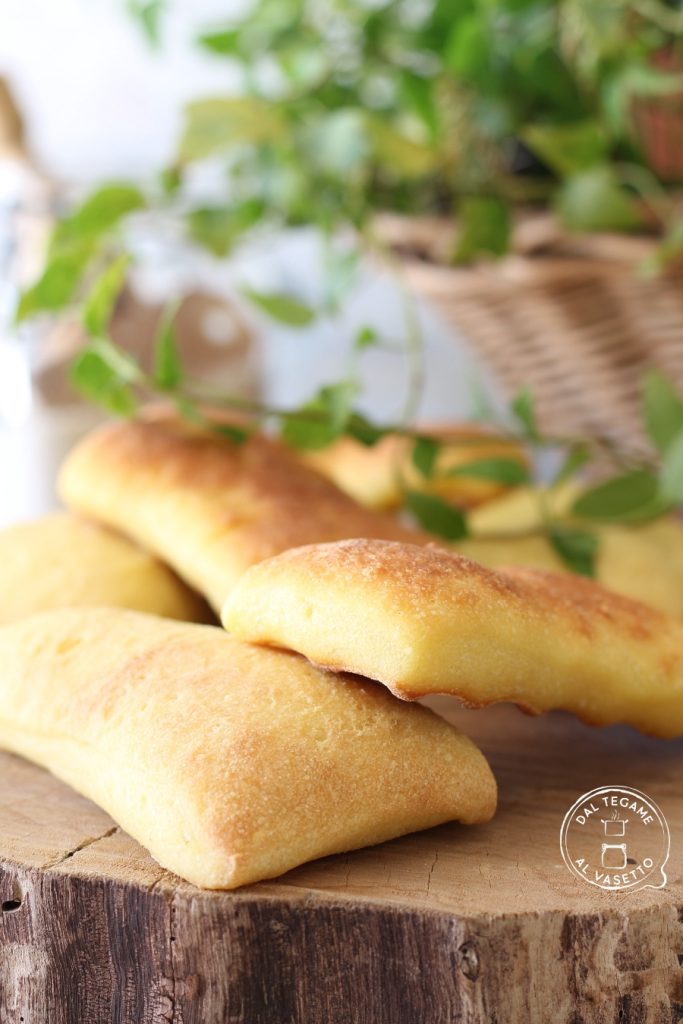 Rezept für Hartweizengrießbrot in Form von im Ofen gebackenen Ciabattine